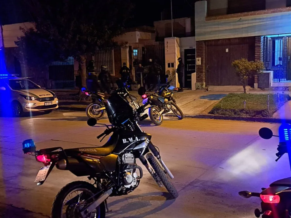 La mujer, de 25 años, fue detenida junto a un joven de 21 que también tenía pedido de captura. Foto: Policía de Río Negro.