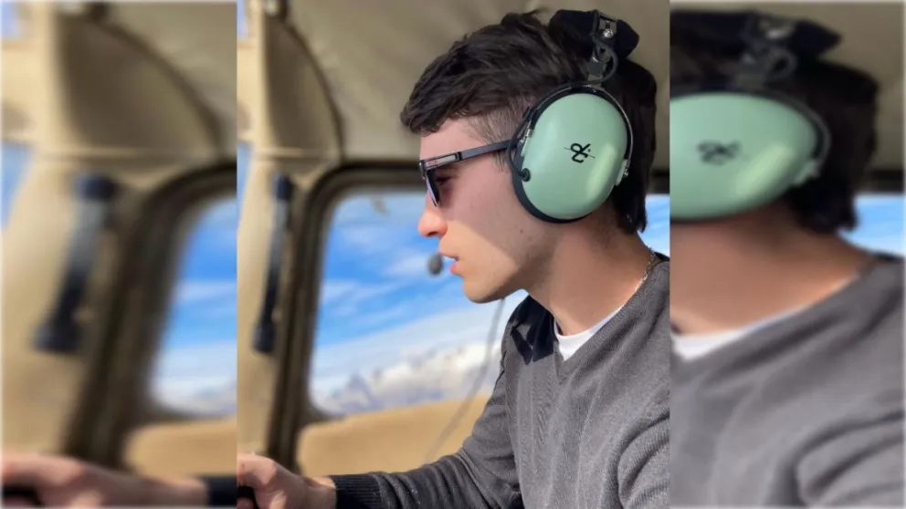 Tras finalizar sus estudios se había dedicado a la aviación. 