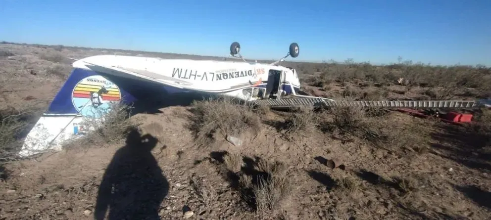 El avión terminó volcado al costado de la pista.