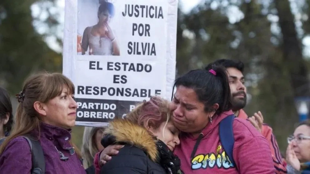 Flavia Currumil (centro), la mamá de la víctima, pidió justicia para su hija. Y reveló que el imputado conocía a Silvia. Foto: archivo.