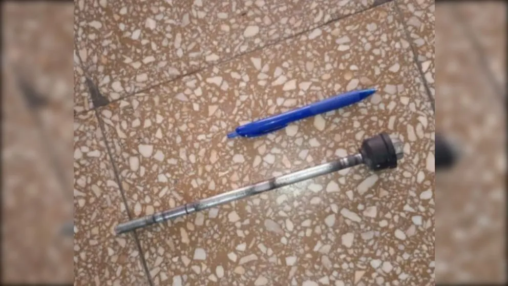 El elemento que tiraron desde arriba, comparado con una lapicera. (Foto gentileza)