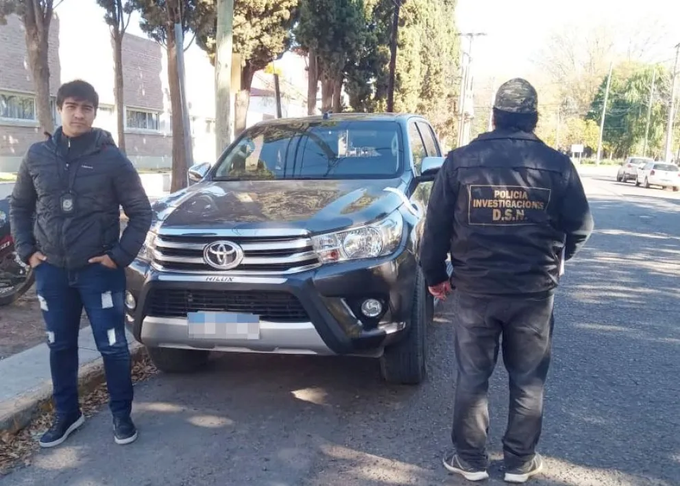 La camioneta Toyota tenía un pedido de secuestro por robo. Pretendían venderla a través de las redes sociales. Foto: Policía de Río Negro.