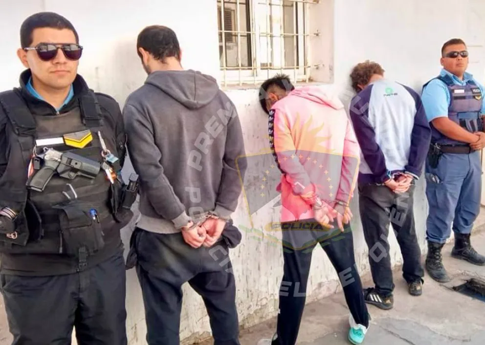 Tres personas fueron detenidas durante los allanamientos que se realizaron en Centenario. Foto: Policía de Neuquén.