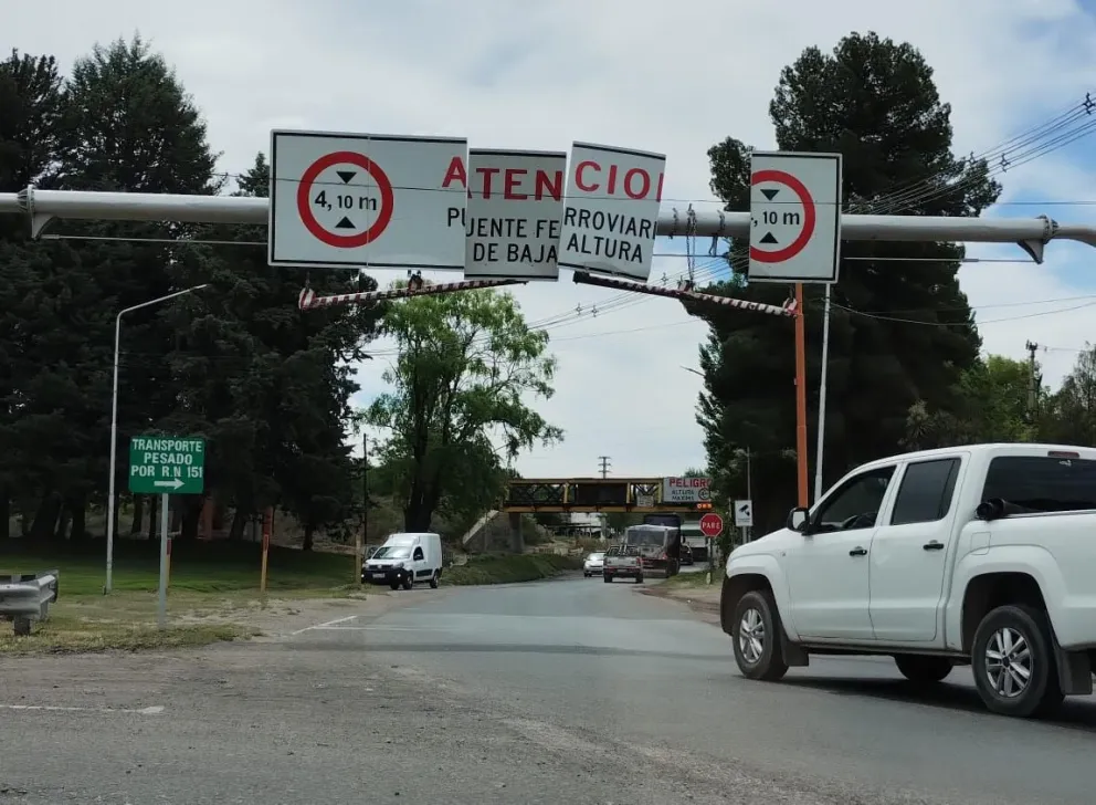 El objetivo de la obra es garantizar que los camiones que superen la altura del puente ferroviario no lo choquen. | Foto Cipo360