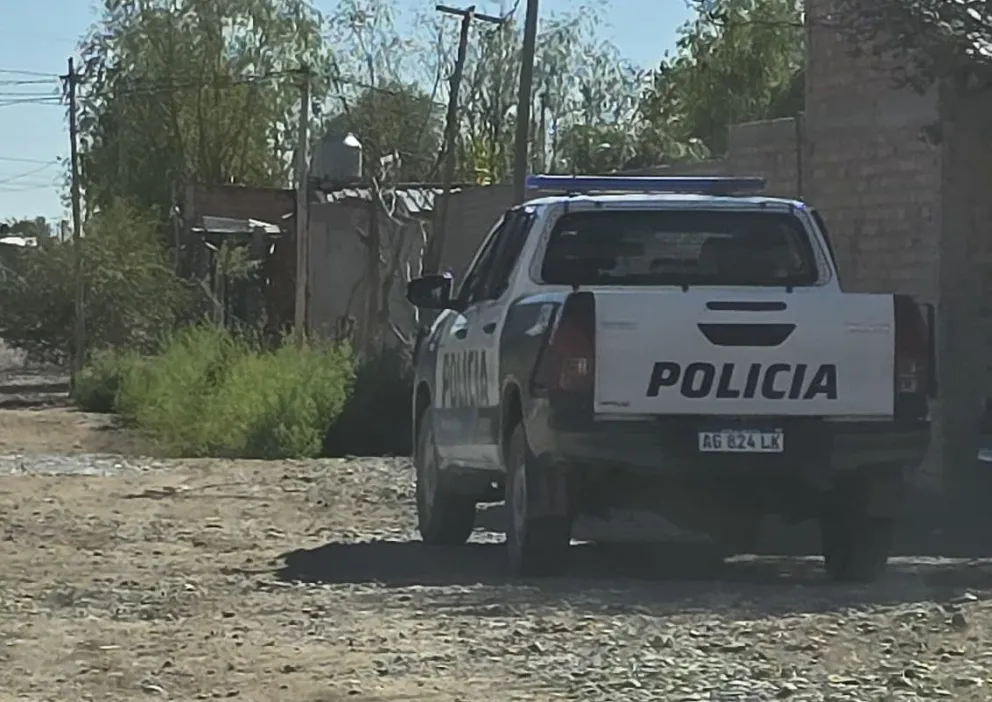 La víctima fue encontrada en el interior de la vivienda; había sido asesinada de un balazo en el pecho. Foto: gentileza Centenario Digital.