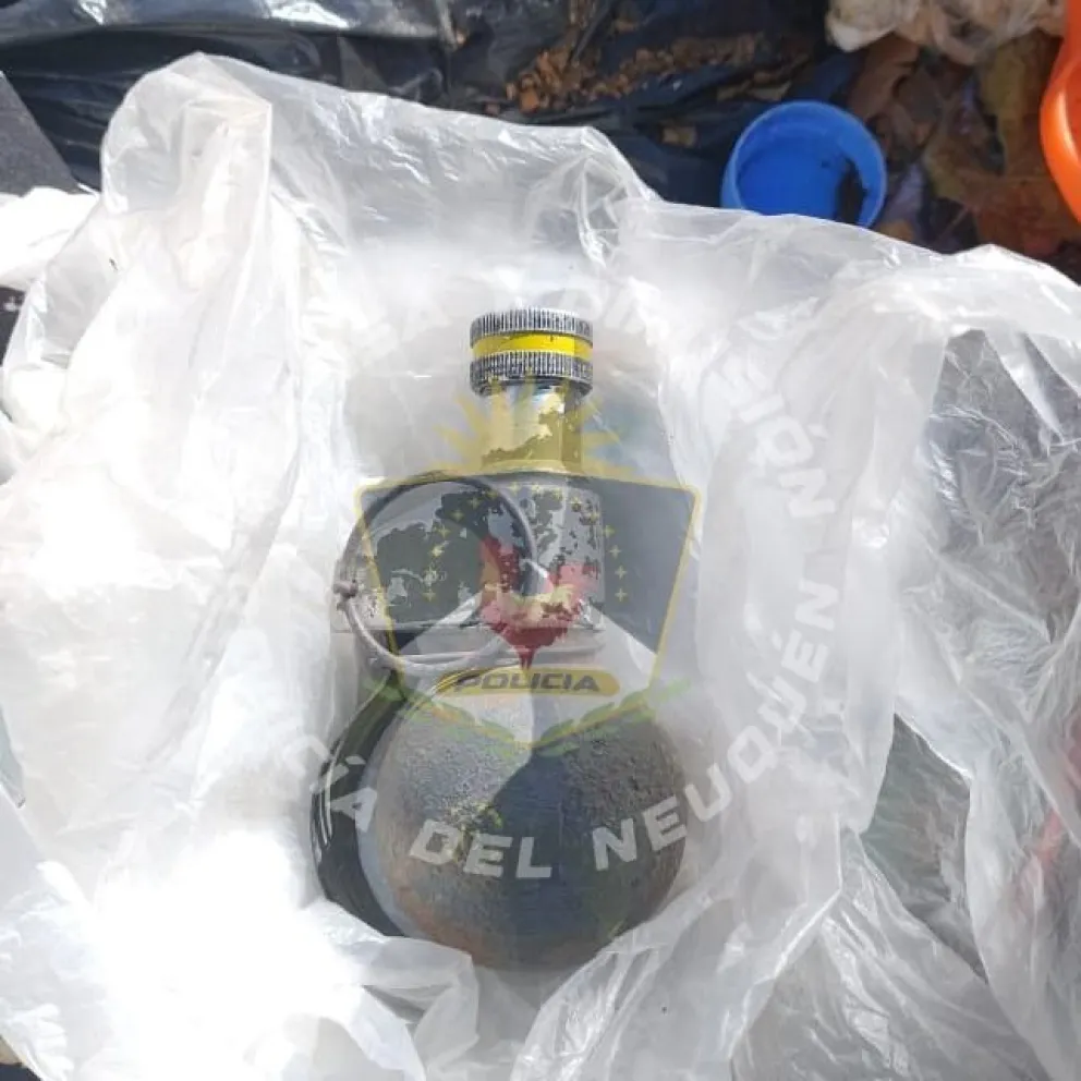 El artefacto fue retirado por los peritos para su análisis y resguardo en instalaciones especializadas. | Foto gentileza prensa Policía Neuquén