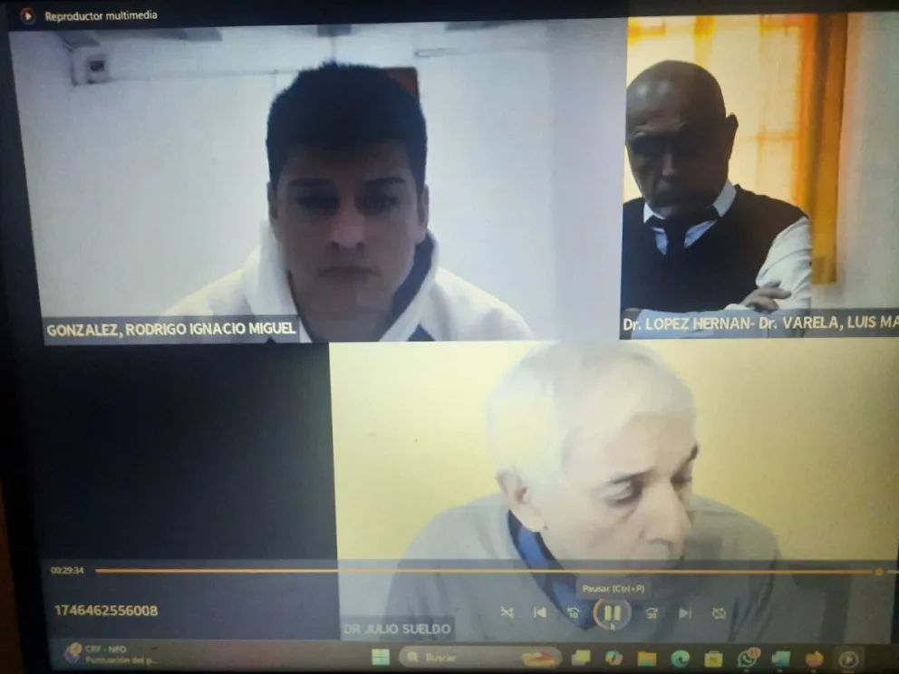 El juicio abreviado se realizó por la plataforma Zoom. Rodríguez (arriba, a la izquierda), aceptó su responsabilidad en el asalto. Foto: imagen de zoom.