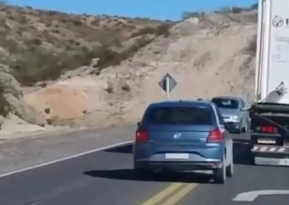 Un automovilista realizó un sobrepaso y casi ocasiona un accidente en la ruta 22 | Foto captura video gentileza Canal 10