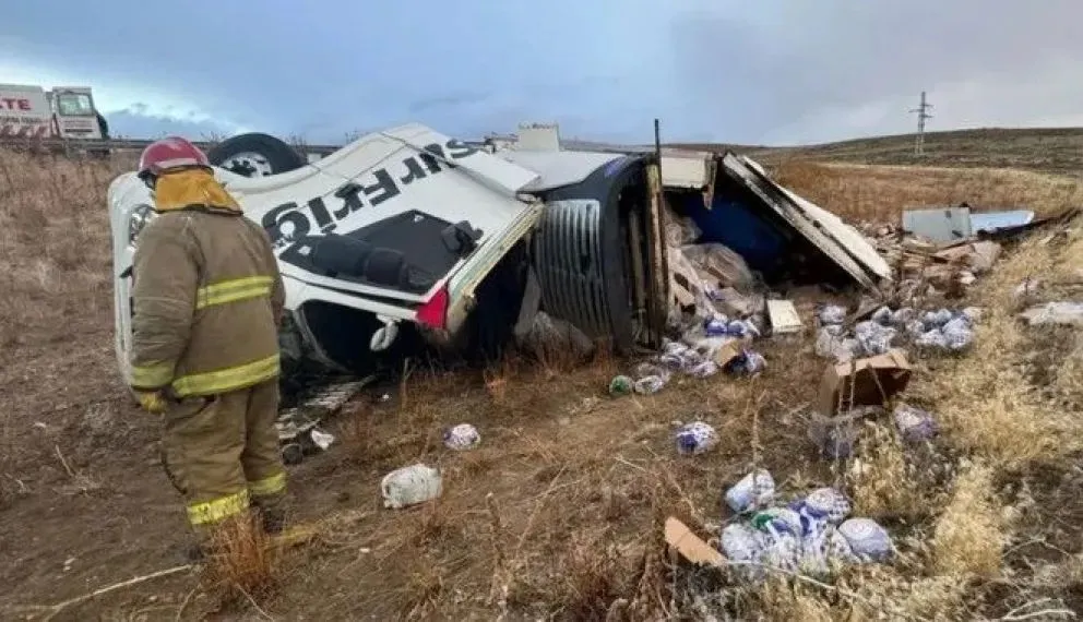El camionero falleció tras perder el control y volcar sobre la Ruta Nacional 40. (Foto gentileza)