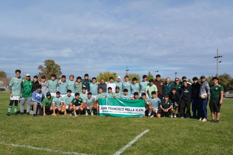 El equipo de M18 desplegó una bandera en homenaje a Juan. 