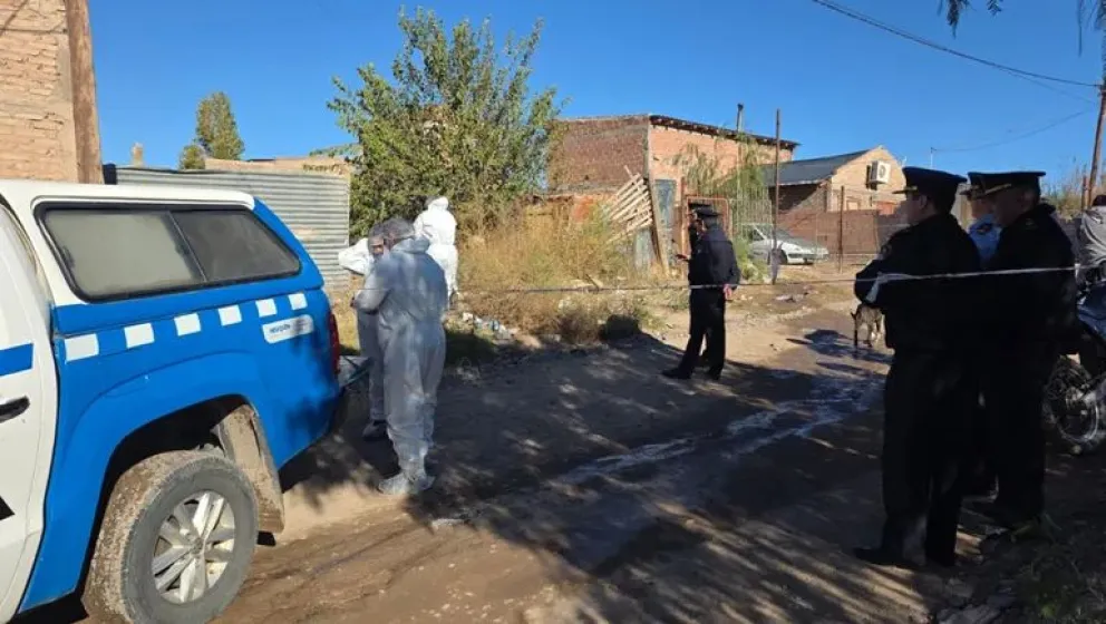 El crimen se produjo en el barrio Vista Hermosa de Centenario. La víctima presentaba un disparo en el pecho, efectuado a quemarropa. Foto: gentileza Centenario Digital.