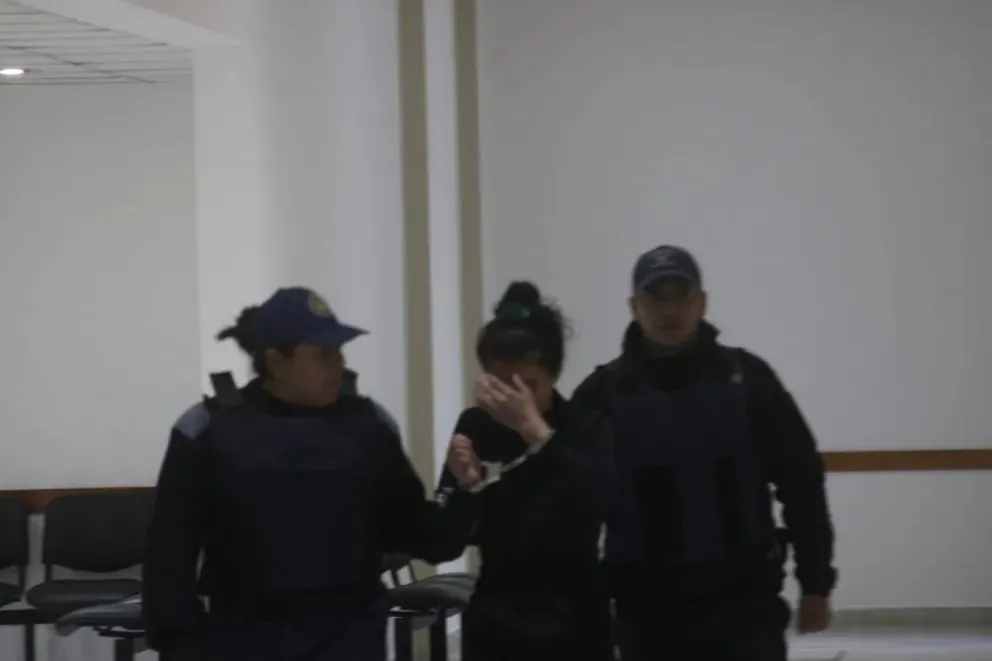 La imputada llegó a Sala 2 de Ciudad Judicial, esposada y con custodia policial. Foto: (Tania Domenicucci - ANRoca)