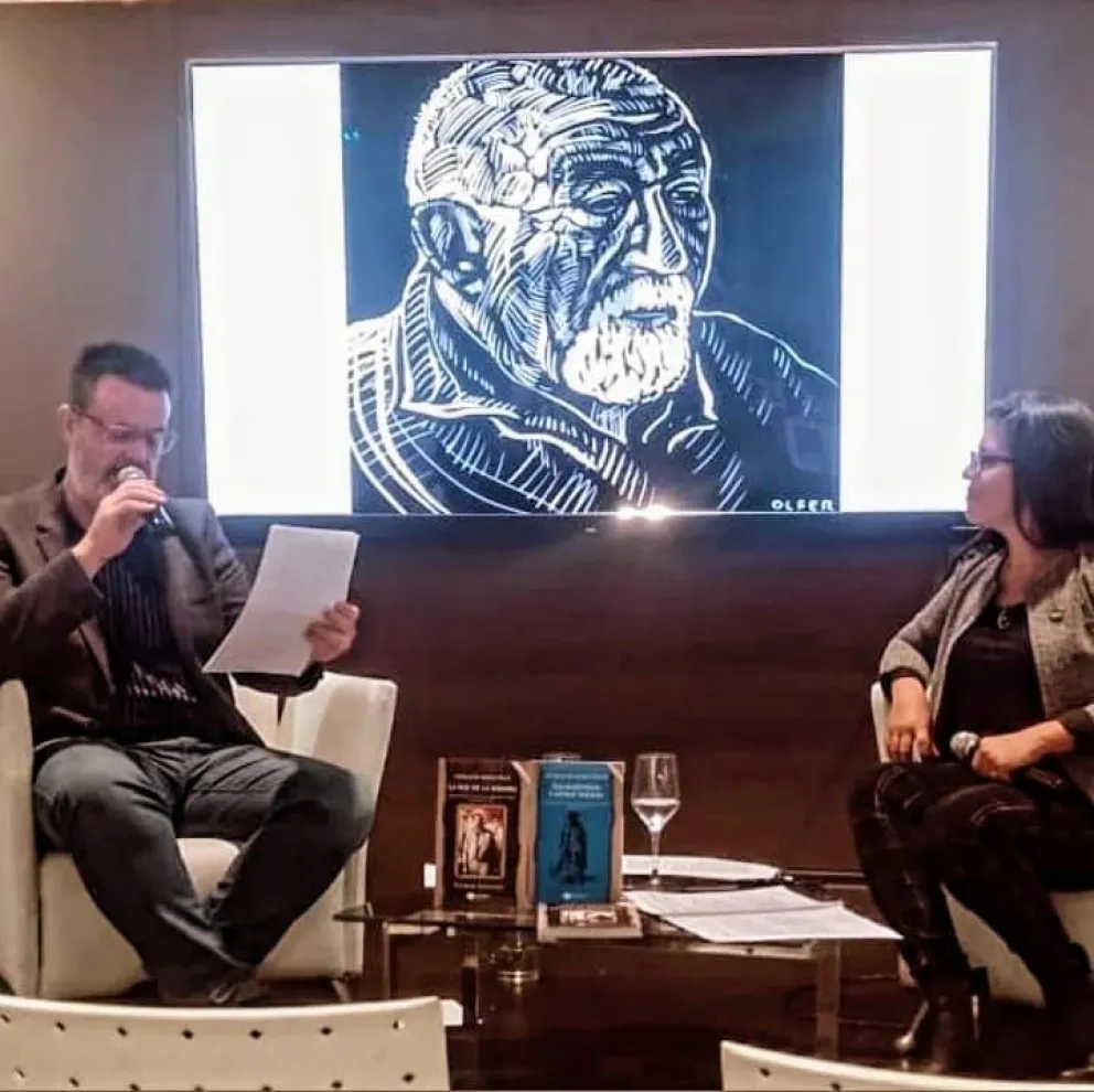 El escritor Germán Gorosito y un merecido homenaje al poeta y narrador popular Horacio Bascuñán. Foto: gentileza.