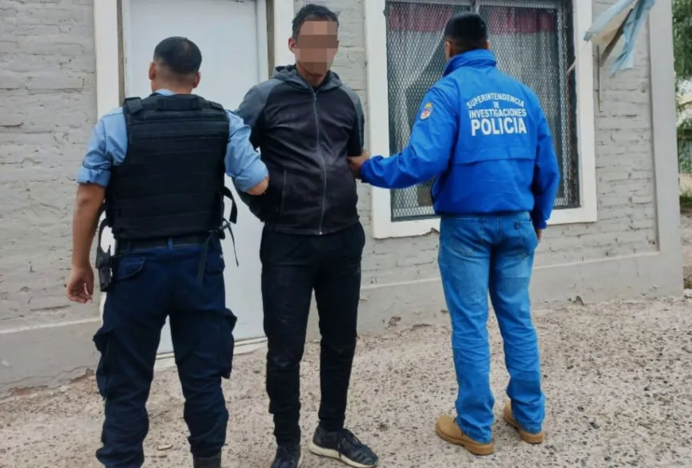 El sospechoso fue sorprendido por el personal policial mientras pasaba unos días "escondido" en Las Perlas. Foto: Policía Río Negro.