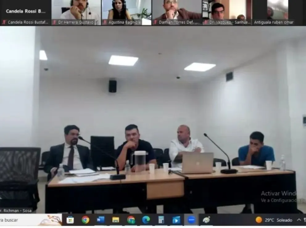 Los policías Sosa (al centro), y Quintrel (derecha), son los más complicados en el juicio. La defensa de Sosa sostendrá que la investigación está sesgada para dejarlo como el único responsable del crimen de Gatica. Foto: archivo.