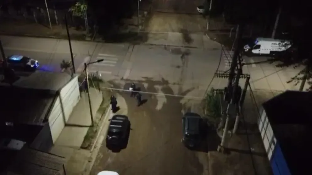Las imágenes del domo de seguridad mostraron que la pelea comenzo esta madrugada entre dos personas. | Foto captura de LMNeuquen. 