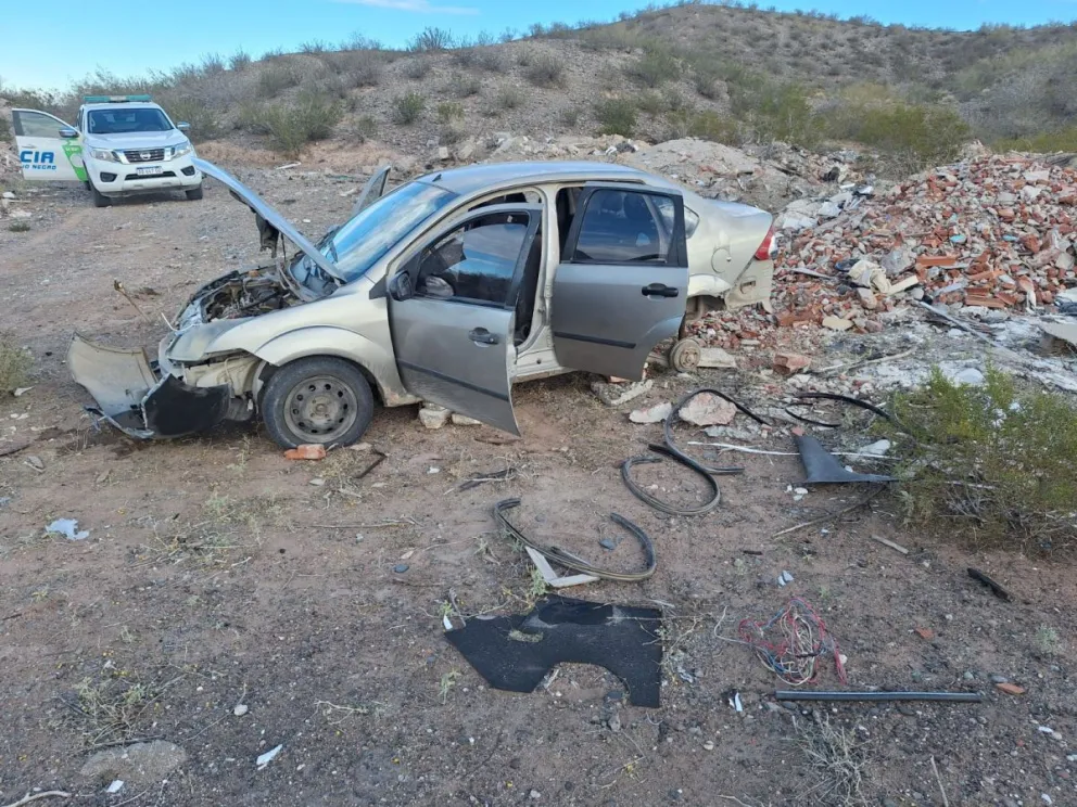 Cuando sintieron que la policía se acercaba, los cinco individuos abandonaron rápidamente el lugar. Fueron atrapados por después en la zona del Aeroclub de Allen. Foto: Policía de Río Negro. 