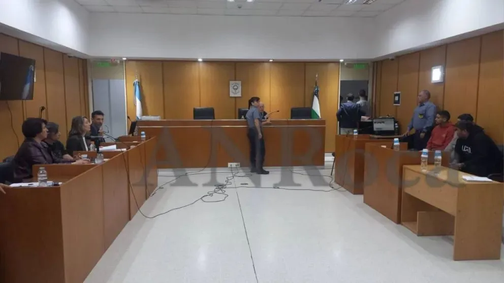 A la sala 5 ingresaron tres de los cinco detenidos para la audiencia por el brutal crimen de Julián Dobra. (Foto ANRoca)