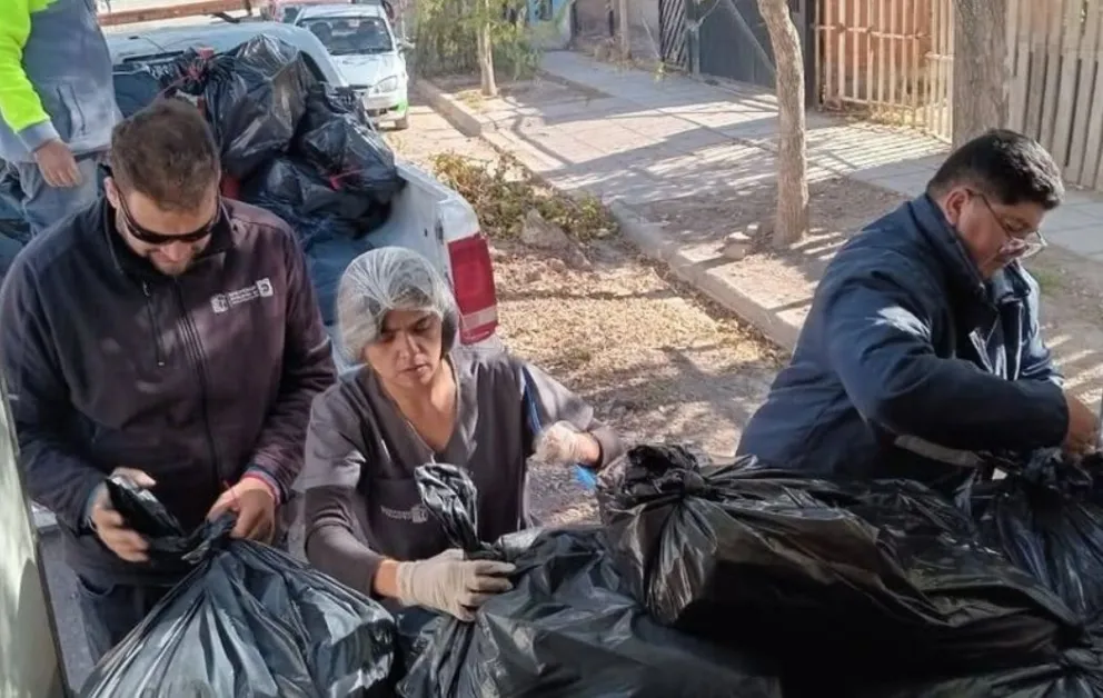 El operativo se realizó cuando el camión descargaba la carne en mal estado en un comercio de la calle Valcheta. Foto: gentileza.