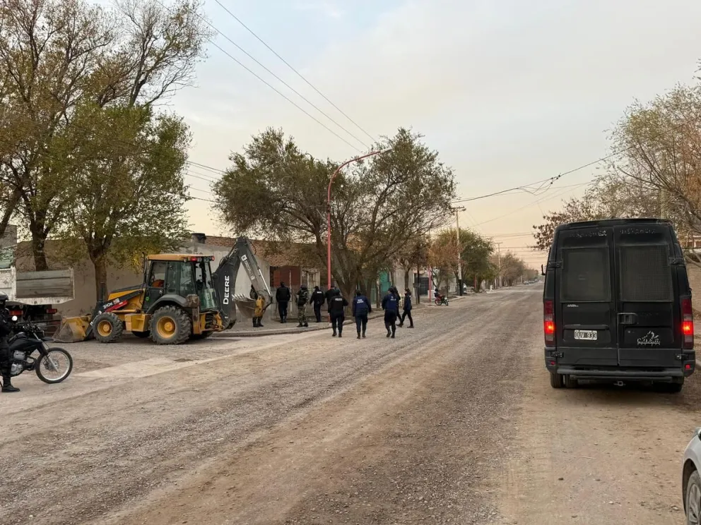 La municipalidad está demoliendo otro aguantadero: esta vez en el barrio Luis Piedrabuena A. Foto: Prensa Municipalidad.