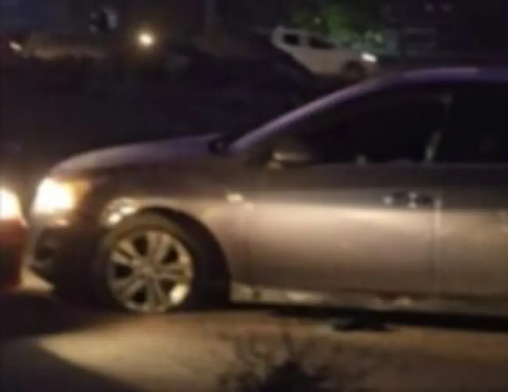 Mientras fue a buscar ayuda, en ese breve intervalo, alguien aprovechó para romperle uno de los vidrios con una piedra. | Foto captura video Instagram @rigomovilprensa