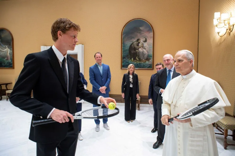 El papa junto a Jannik Sinner.