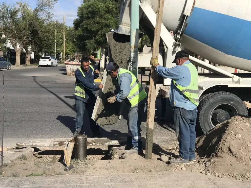 Ya comenzaron los trabajos para instalar el semáforo en uno de los accesos al barrio Mercantiles. Foto: archivo.