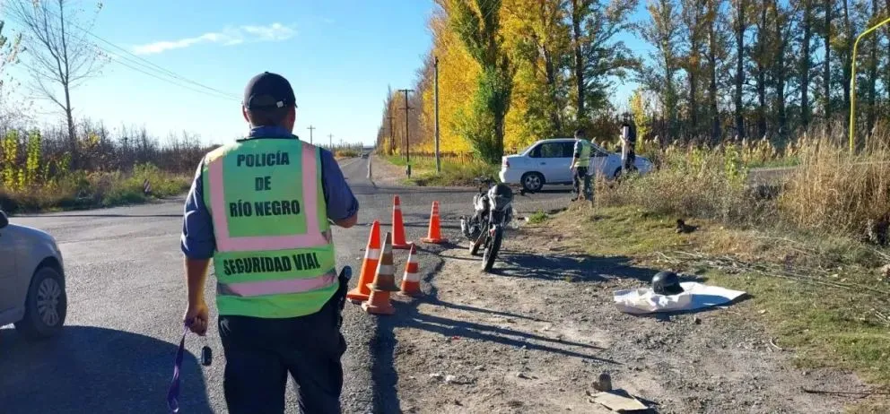 El Cuerpo de Seguridad Vial de la Policía de Rio Negro de Allen intervino en el lugar del accidente. Foto. ANRoca