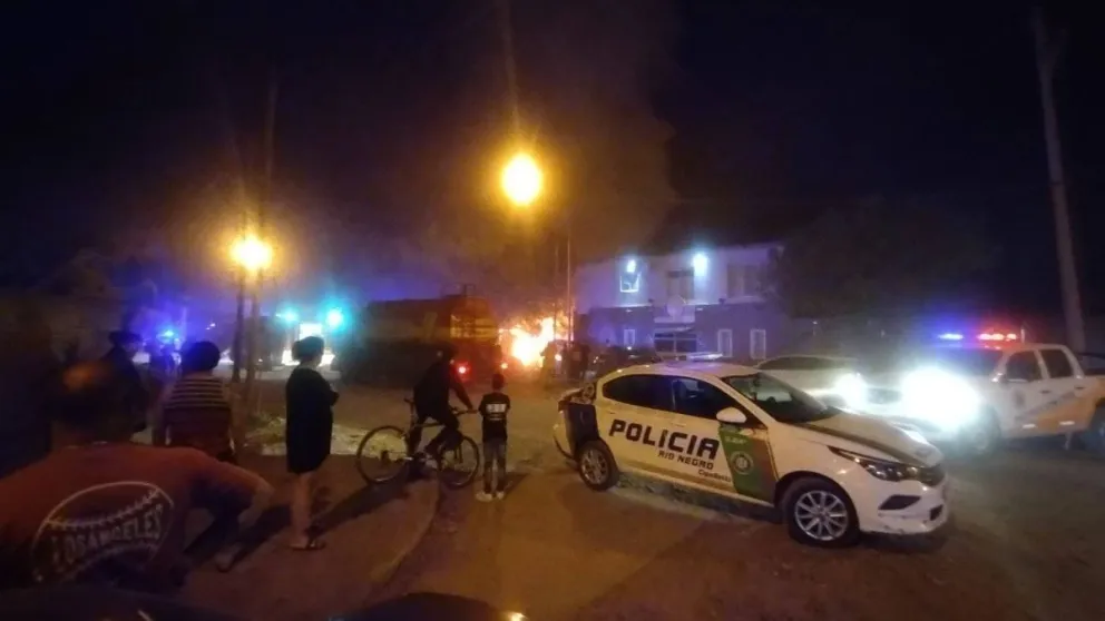 Dos dotaciones de bomberos trabajaron en el lugar para contener las llamas. Foto: archivo.