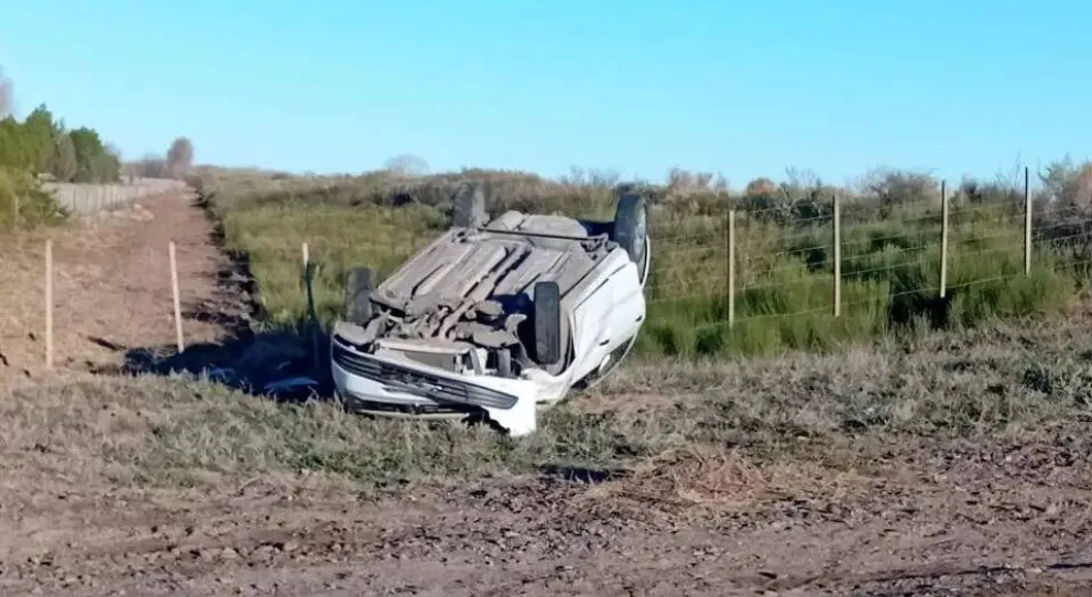 El GPS lo envió por un camino alternativo que no conocía y terminó con un espectacular vuelco en medio de la nada. Un amigo lo rescató y lo llevó al hospital. Foto: Gentileza Catriel 25.
