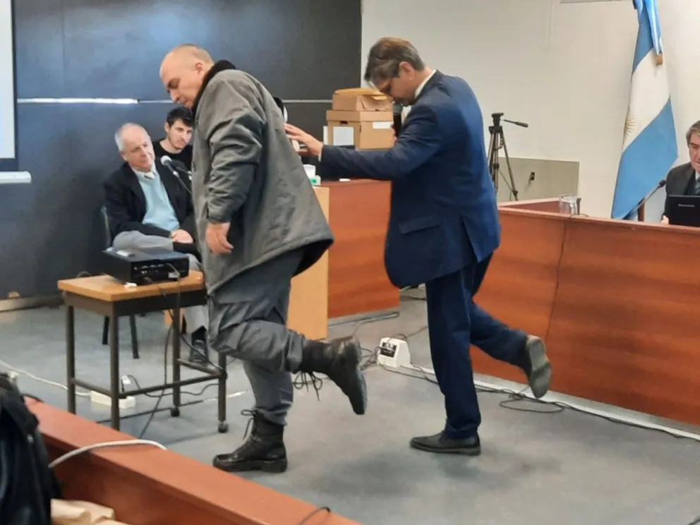 ¿Un pasito de danza en pleno juicio? No, solo un abogado tratando de mostrar al jurado como era la suela de borceguí policial. Foto: Cipo360.