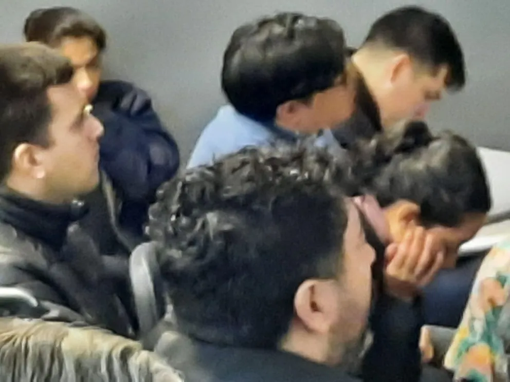 Sosa, Henríquez, Carrizo y Quintrel (de izquierda a derecha), los cuatro policías imputados por la muerte de Gatica. En primer plano, el querellante Antiguala. Foto: Cipo360.