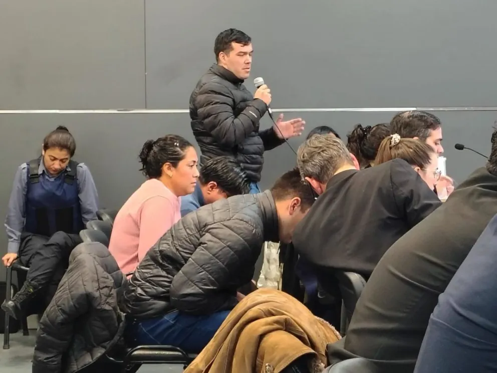 Quintrel le pidió al jurado que tenga "objetividad" para evaluar las pruebas. Sosa dialoga con su abogado. Henríquez y Carrizo escuchan. Foto: Cipo360.