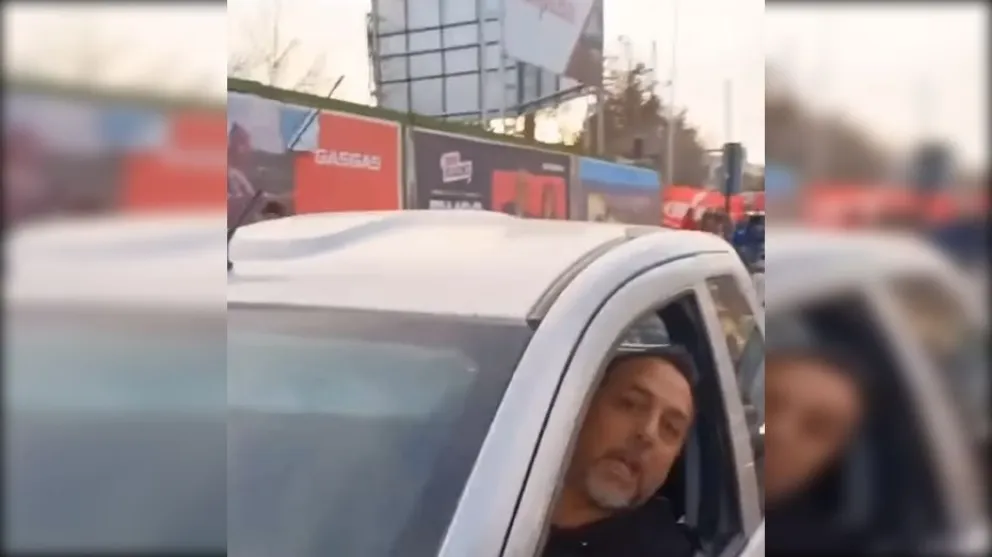 La Policía debió detenerlo para que no proceda con agresiones físicas. 