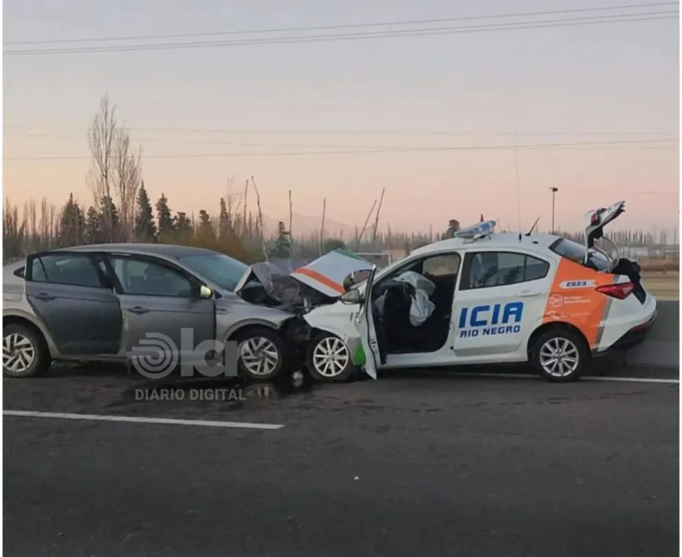 El  Volkswagen Virtus chocó de frente contra el patrullero, que estaba desviando el tránsito por la colectora de la ruta 22. Foto: gentileza La Comuna Regina.