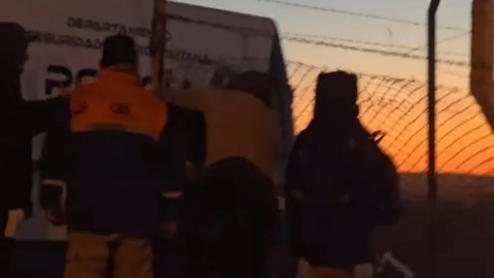 Los manifestantes terminaron golpeando y tirándole piedras al conductor. 