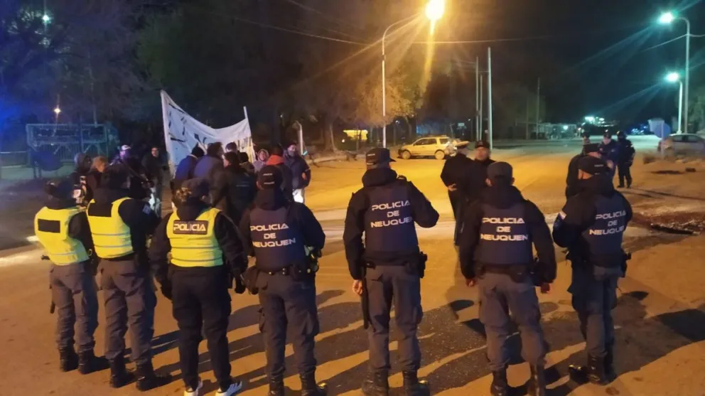 Los trabajadores se encuentran a la vera de la ruta 7, rodeados de un amplio operativo policial.| Foto gentileza