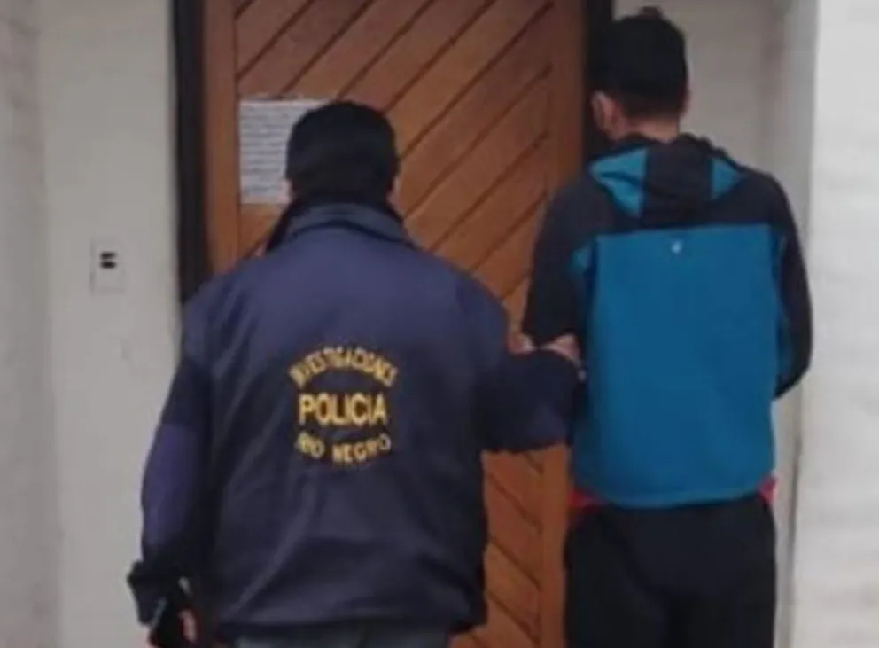 El sujeto fue capturado por la Brigada de Investigaciones mientras transitaba por el barrio Brentana, muy cerca del cuartel de Bomberos. Foto: Policía Río Negro.