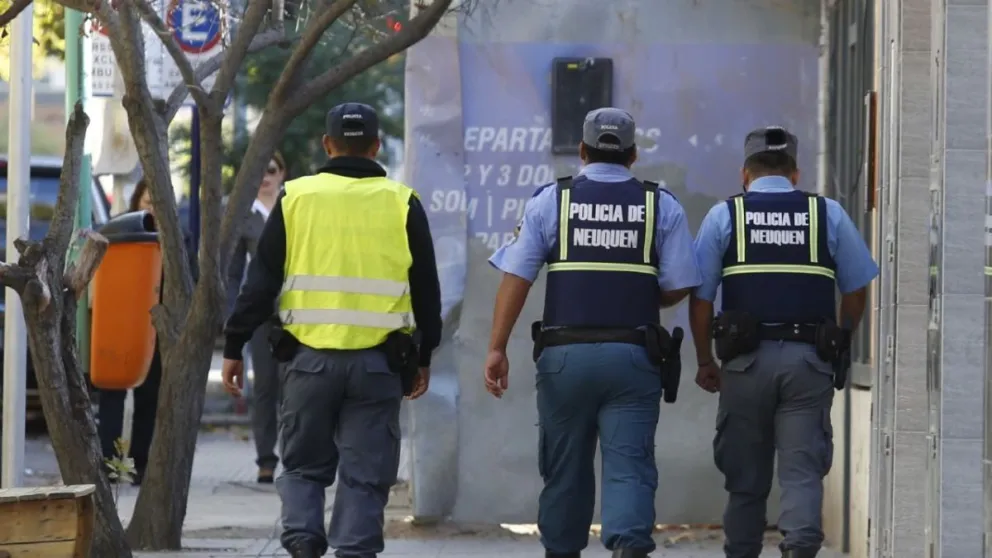 La mujer pidió ayuda a tres policías que pasaban por el lugar, pero el sujeto se resistió y los atacó armado con una sartén de hierro. Foto: archivo.