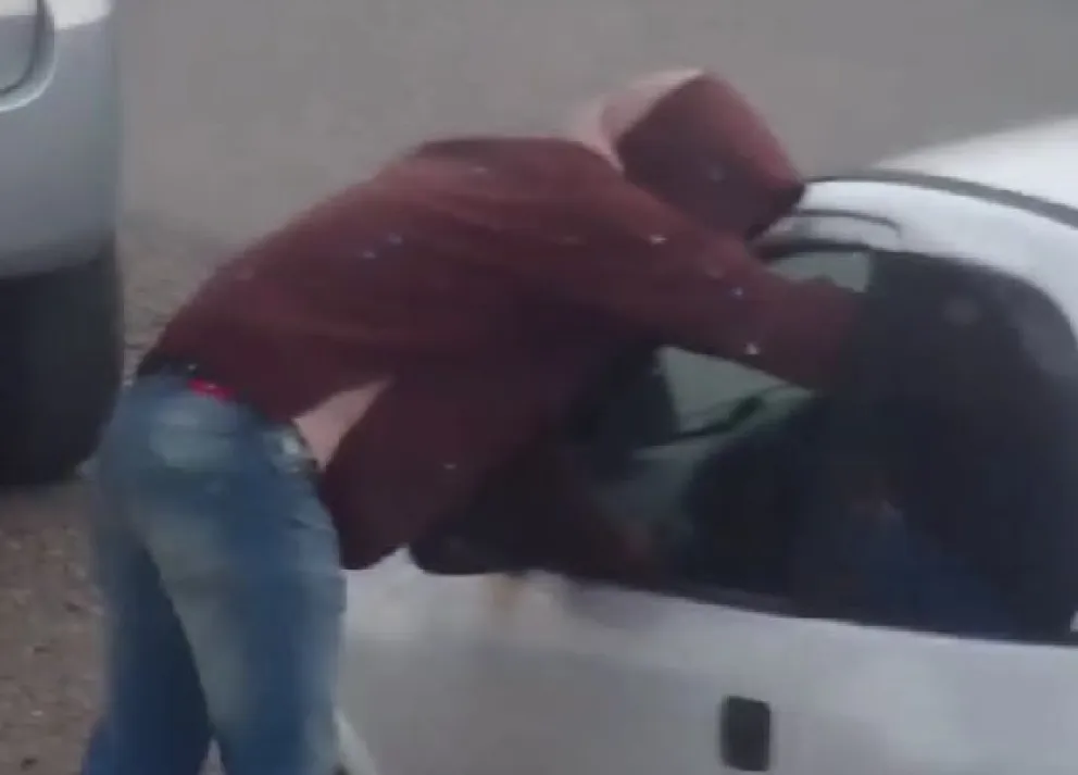 Se encontró un arma, un celular y envoltorios con sustancias.