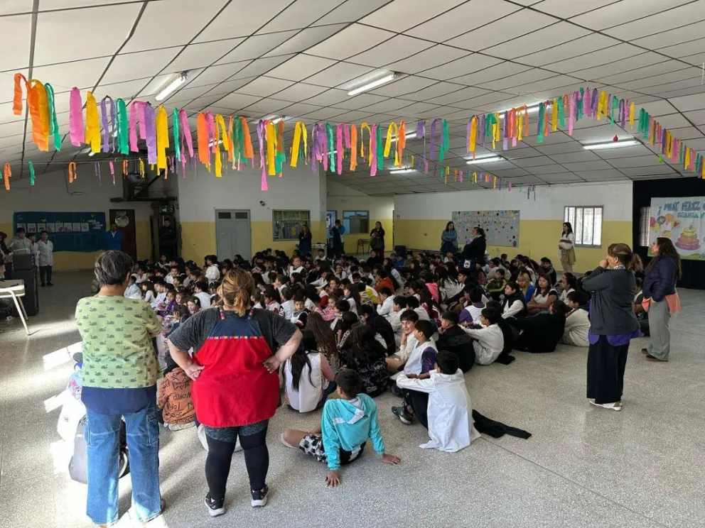 Los papás de los chicos que asisten a la Escuela 338 quieren sumar esfuerzos para reparar el techo del edificio. Foto: gentileza.