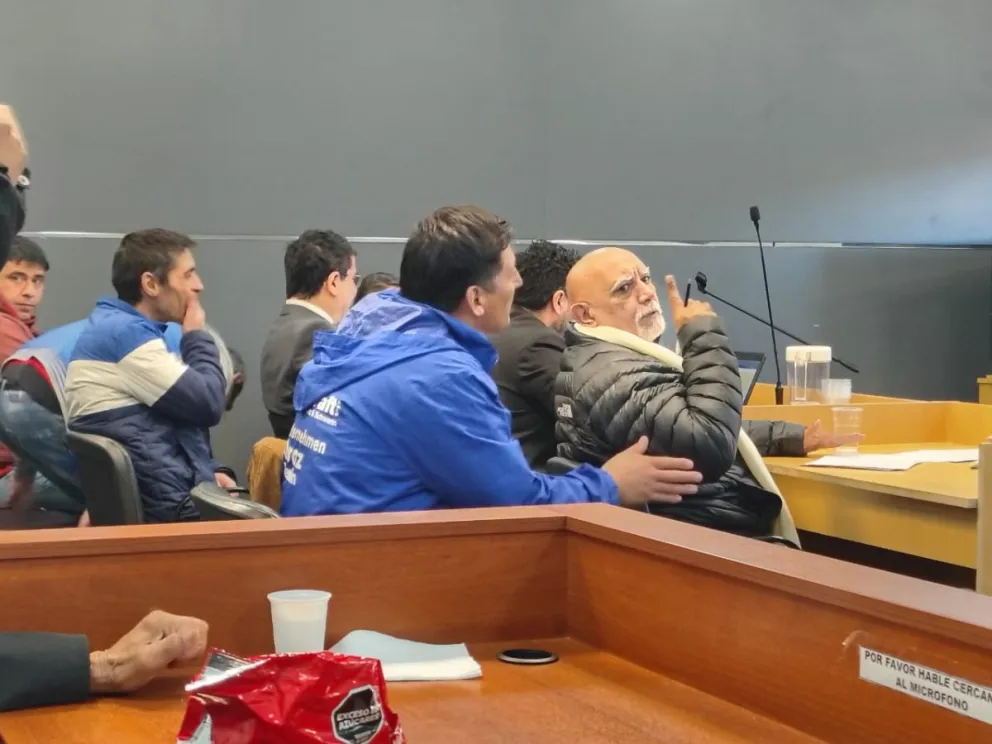 Un momento de tensión: tras la explosión de Antilaf, su abogado le pide que guarde silencio. Foto: Cipo360.