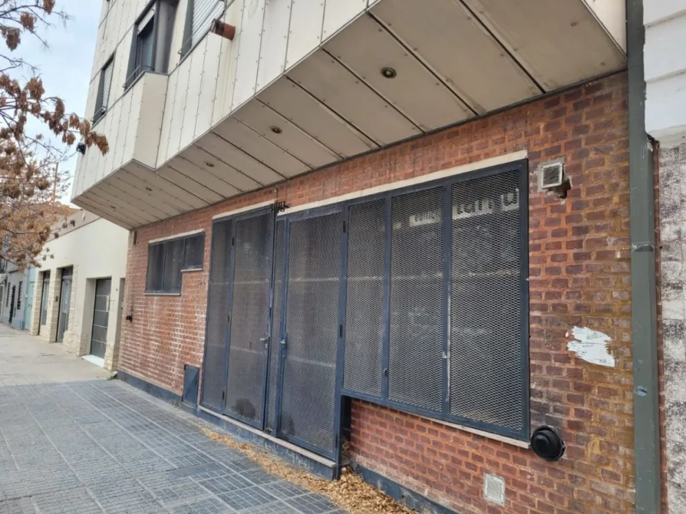 Una parte de la historia social de Cipolletti: en el edificio funcionaron la disco y el Café Concert Tarkus. Será rematado como parte de la quiebra de la distribuidora García y Compañía. Foto: archivo.