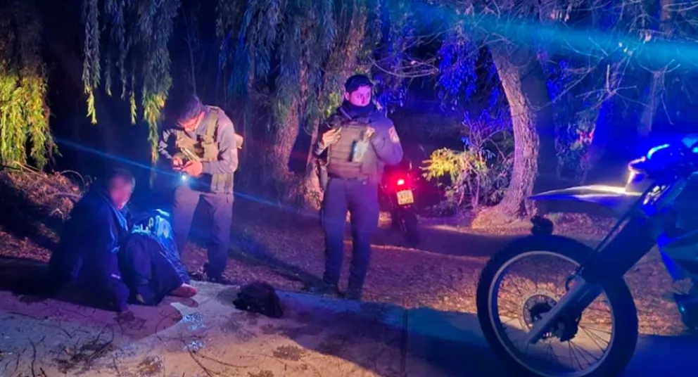 Fue rescatado y trasladado a su domicilio. (Foto Policía de Neuquén)