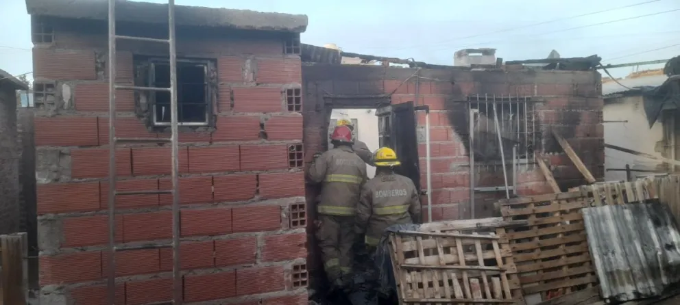 Así ingresaban los Bomberos a corroborar los daños. (Foto gentileza Miguel Parra)