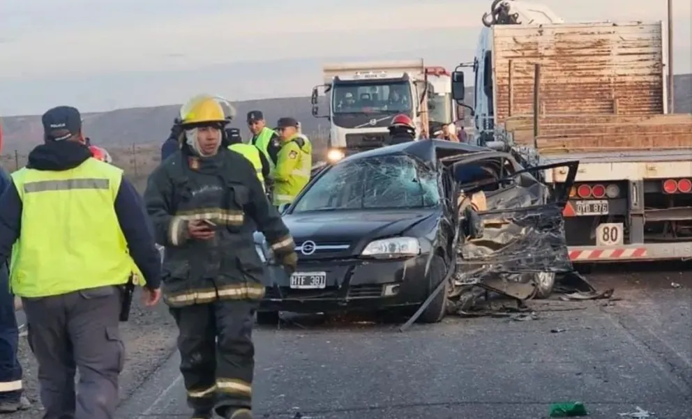 Los dos ocupantes del Astra fueron trasladados de urgencia al Hospital de Centenario. Foto: gentileza Centenario Digital.