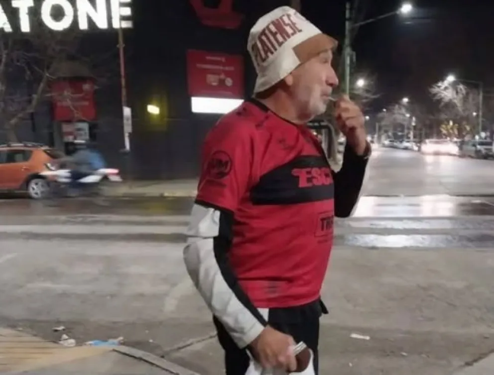 "Atajense, que llegó el hincha Platense". Hubo festejo en la esquina de Roca y España: quién es el solitario hincha del calamar que salió a bancar los colores y la bandera. Foto: Gentileza Miguel Parra.