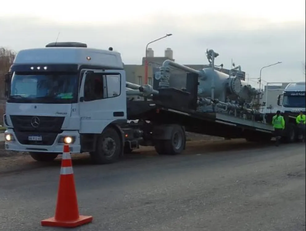 Muchos camiones de gran porte utilizan las calles internas de la ciudad como un "atajo" para continuar su viaje hacia los yacimientos de Vaca Muerta. Foto: municipalidad de Cipolletti.