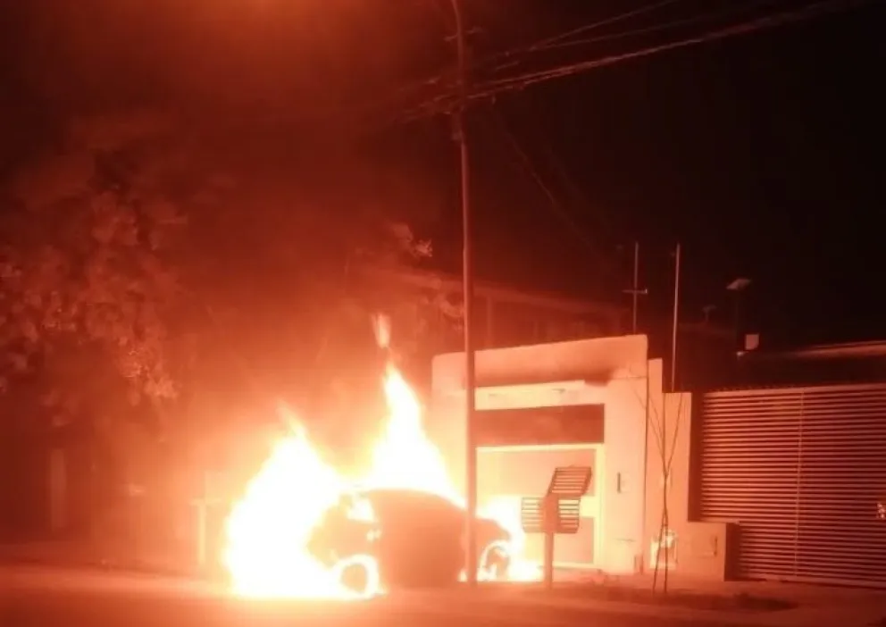 El incendio se desató poco después de la medianoche y las llamas provocaron la destrucción total del vehículo. Foto: gentileza.