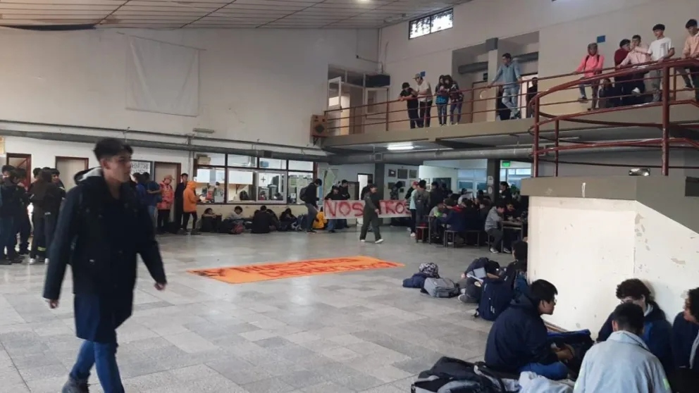 Los estudiantes del CET advirtieron a las autoridades del colegio sobre la presencia de un alumno armado. Foto: archivo (ilustrativa).